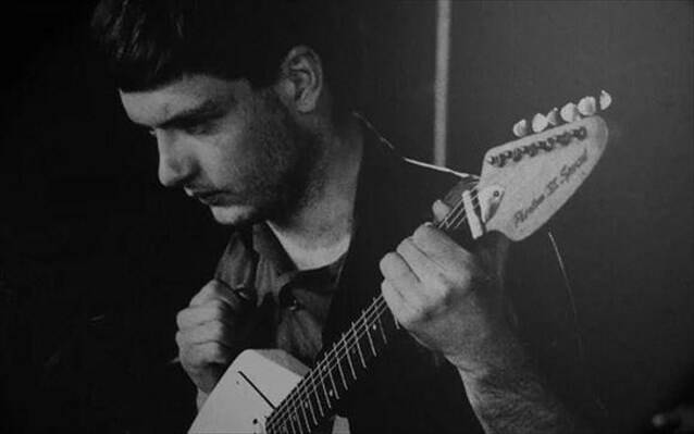 Η κιθάρα του Ίαν Κέρτις των Joy Division πωλήθηκε σε δημοπρασία