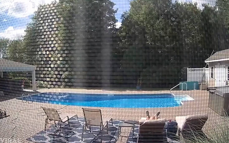 Το τελευταίο πράγμα που περιμένεις να σε ξυπνήσει όταν είσαι αραχτός σε μια πισίνα