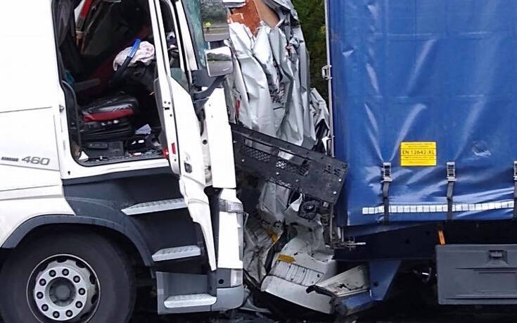 Απίστευτο αλλά ο οδηγός του βαν κατάφερε να βγει ζωντανός από το «σάντουιτς» των δύο φορτηγών