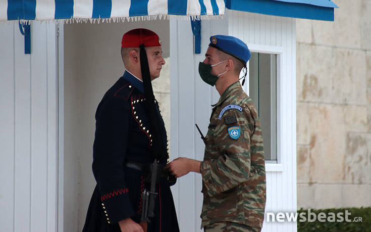 Εικόνες από την αλλαγή φρουράς στον Άγνωστο Στρατιώτη εν μέσω πανδημίας