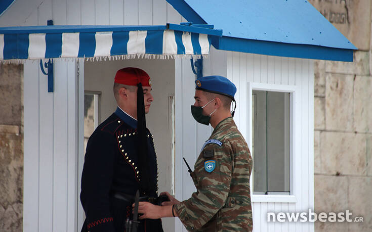 Εικόνες από την αλλαγή φρουράς στον Άγνωστο Στρατιώτη εν μέσω πανδημίας – Newsbeast