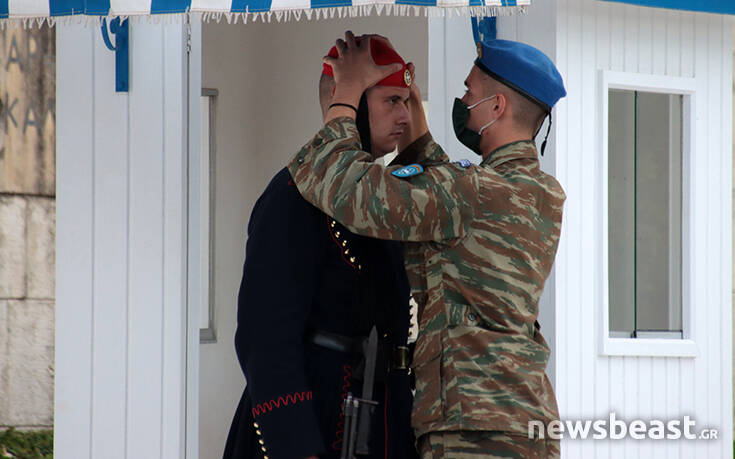 Εικόνες από την αλλαγή φρουράς στον Άγνωστο Στρατιώτη εν μέσω πανδημίας – Newsbeast