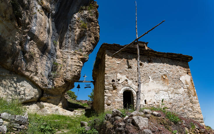 Η εγκαταλελειμμένη μονή στην Καστοριά χτισμένη σε ένα ιλιγγιώδες βάραθρο