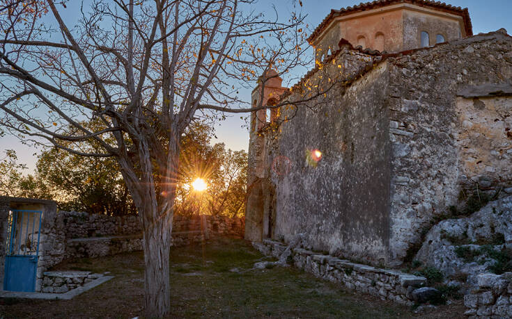 Το μοναστήρι στη Μεσσηνιακή Μάνη με θέα στο φαράγγι του Ριντόμου που κόβει την ανάσα