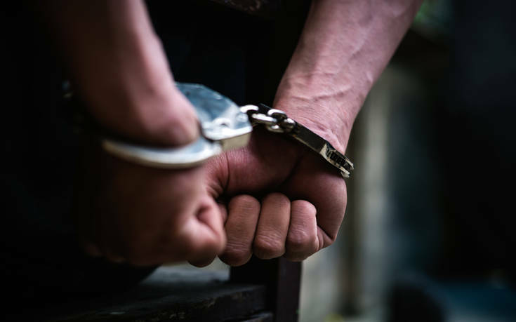Ηράκλειο: Σύλληψη άνδρα που είχε στο σπίτι του περίστροφα και άλλα όπλα