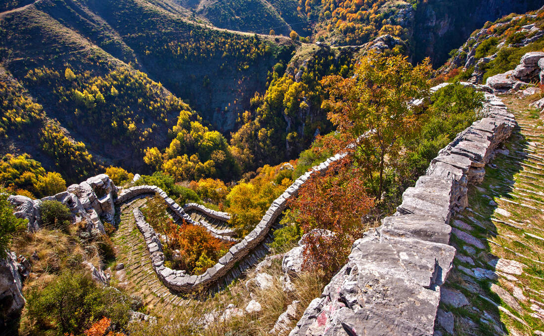 Η εντυπωσιακή πέτρινη σκάλα που χωρίζει και συνδέει δύο χωριά του Ζαγορίου