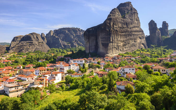 Το χωριό στη σκιά των τεράστιων, νωχελικών γιγάντων