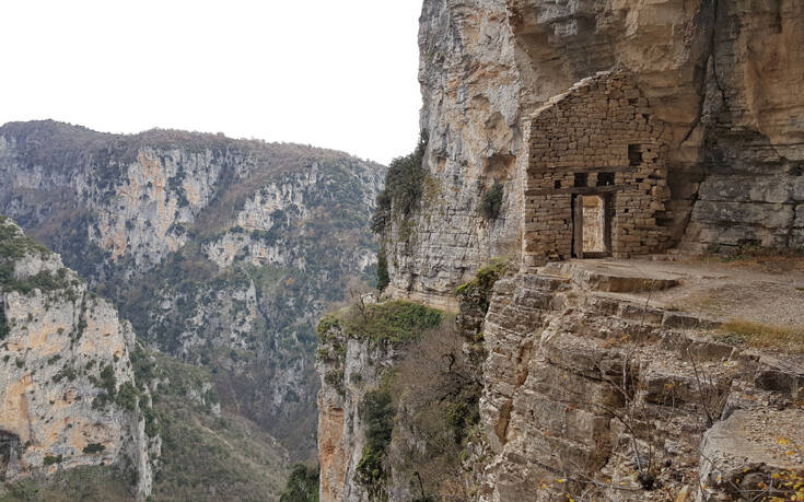 Μονές που κόβουν την ανάσα τόσο με τη θέα όσο και με την τοποθεσία τους 2 shutterstock 554747776