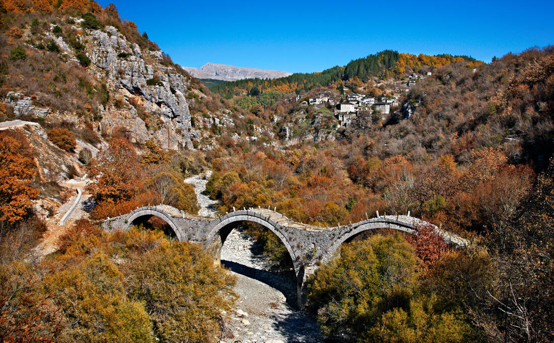 Το γεφύρι στο Ζαγόρι που δίνει την αίσθηση ανάλαφρης κίνησης