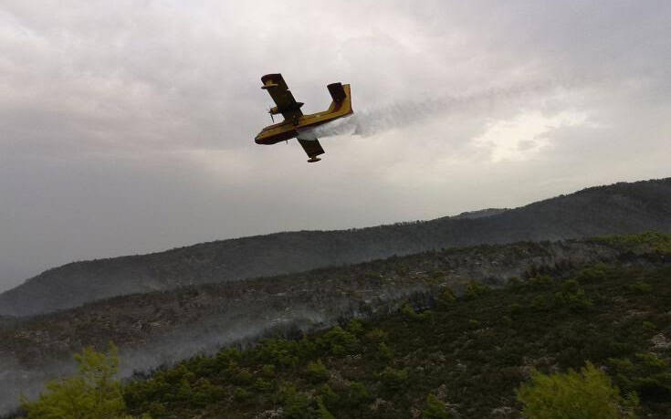 Ζάκυνθος: Συνεχίζεται η μάχη με τις φλόγες στις Βολίμες – Καίγεται δάσος στο «Ναυάγιο»