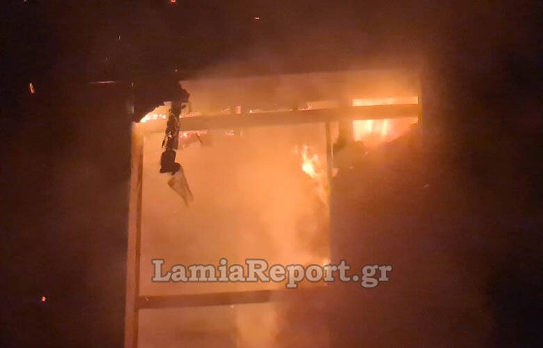 Μάχη με τις φλόγες έδωσαν οι Πυροσβέστες στο Παλαίο Φάληρο – Πληροφορίες για τρεις τραυματίες
