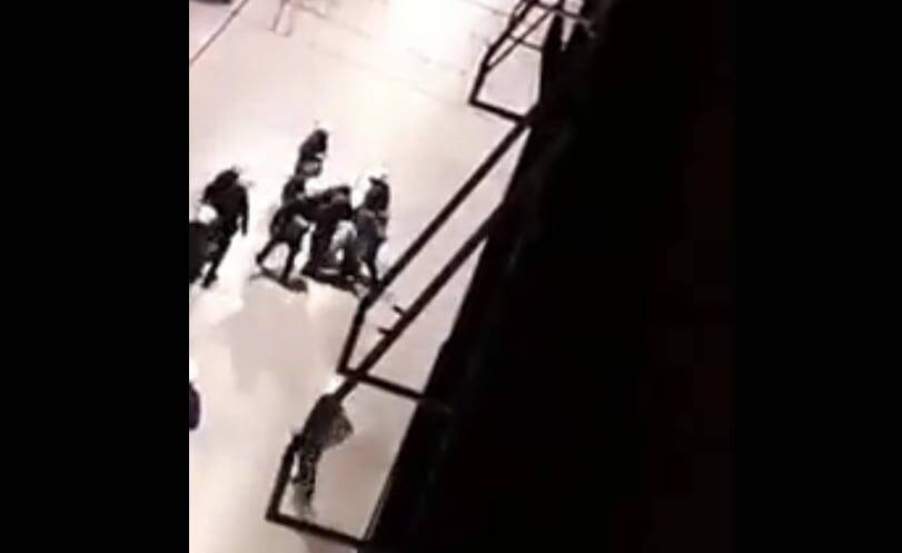 Βίντεο δείχνει αστυνομικούς των ΜΑΤ να χτυπούν διαδηλωτή