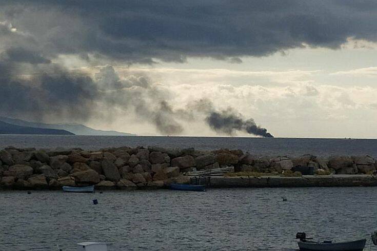 Νάξος: Φωτιά σε τουριστικό σκάφος με τρεις επιβαίνοντες
