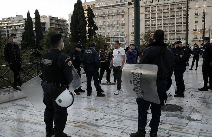 Προσαγωγή στο τμήμα για 14 αρνητές μάσκας που συγκεντρώθηκαν στο Σύνταγμα