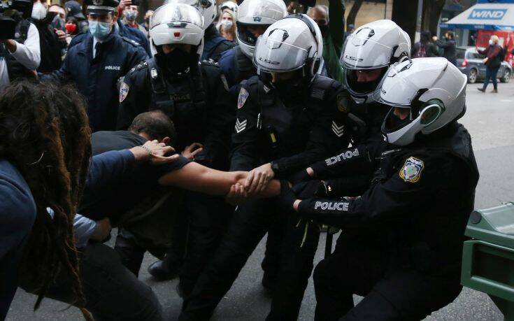 Ανέβηκαν οι τόνοι στη Βουλή για τα επεισόδια στο κέντρο της Αθήνας – «Η πολιτική μ@@@ και η ανοησία έχουν τα όριά τους»