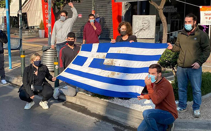 Η Μάγδα Φύσσα κράτησε και φίλησε την αιματοβαμμένη σημαία του Πολυτεχνείου στο μνημείο του Παύλου