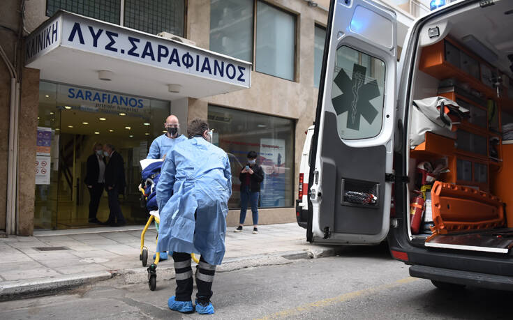 Ξεκίνησε η διακομιδή των ασθενών από την ιδιωτική κλινική «Σαραφιανός» στη Θεσσαλονίκη – Δείτε φωτογραφίες