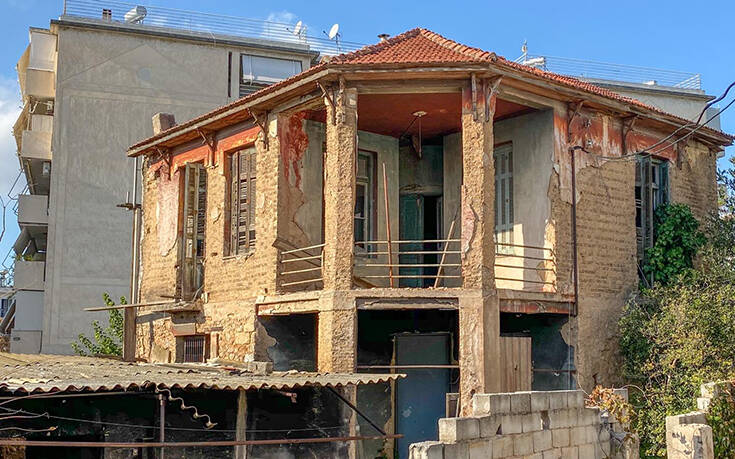 Αυτοψία Χατζηδάκη – Μπακογιάννη σε ετοιμόρροπο κτίριο στη Ριζούπολη – Δείτε φωτογραφίες από το σημείο