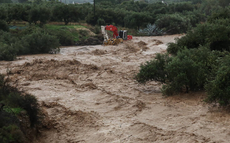 Κρήτη: Παρασύρθηκε οδηγός από τα νερά