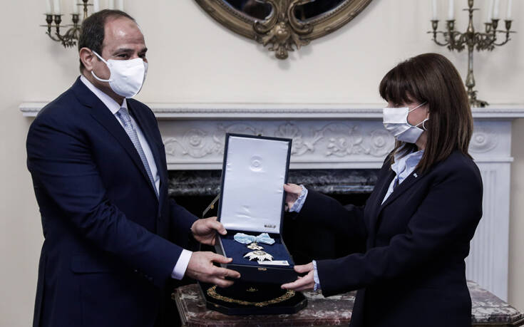 Σακελλαροπούλου – Αλ Σίσι: Οριοθέτηση της ΑΟΖ, τουρκική επιθετικότητα και τρομοκρατία στο επίκεντρο της συζήτησης