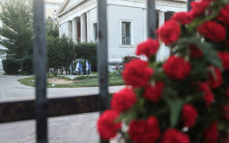 «Συγγνώμη» αλλά και βολές στον ΣΥΡΙΖΑ από το υπουργείο Προστασίας του Πολίτη για το πρόστιμο σε γυναίκα που άφησε λουλούδι στο Πολυτεχνείο