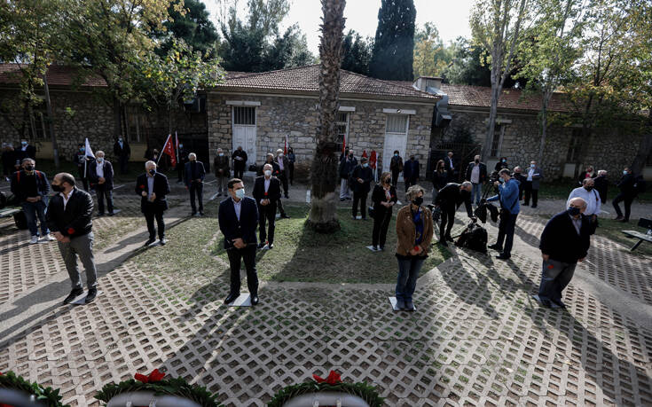 Έτσι τίμησε ο ΣΥΡΙΖΑ την επέτειο του Πολυτεχνείου: Γαρύφαλλα, μάσκες και αποστάσεις