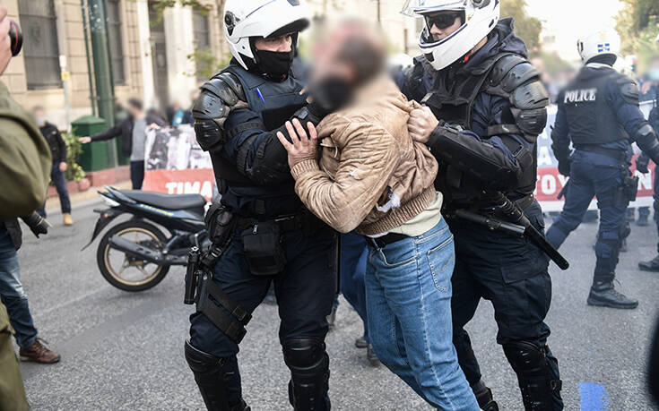 Πολυτεχνείο: Καρέ – καρέ τα επεισόδια στο κέντρο της Αθήνας – Τραυματίες, προσαγωγές και βροχή χημικών