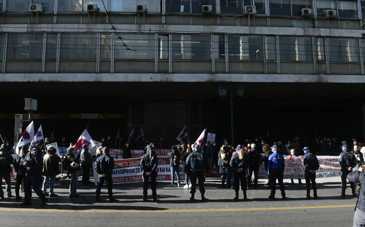 ΠΑΜΕ για απεργία: Η κυβέρνηση έσπασε ξανά τα μούτρα της