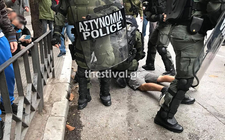 Πολυτεχνείο: Ένταση και προσαγωγές σε συγκέντρωση στη Θεσσαλονίκη – Δείτε ζωντανή εικόνα από την πόλη