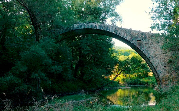 Το πέτρινο γεφύρι στην Καστοριά με την τέλεια καμάρα