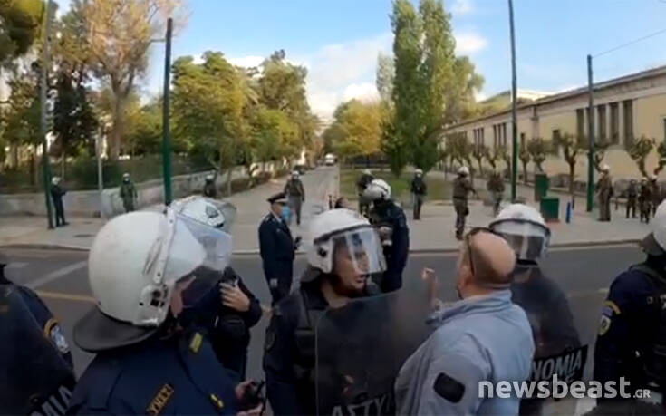Βίντεο ντοκουμέντο από το Πολυτεχνείο: Αστυνομικοί «μπλοκάρουν» δημοσιογράφους και φωτογράφους ενώ γίνονται οι προσαγωγές