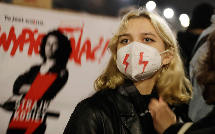 Συνεχίζονται οι αντιδράσεις στην Πολωνία για την απαγόρευση των αμβλώσεων