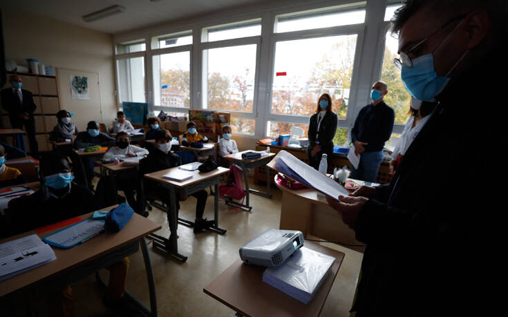 Γαλλία: Οι μαθητές επιστρέφουν στα σχολεία μετά τον αποκεφαλισμό του καθηγητή