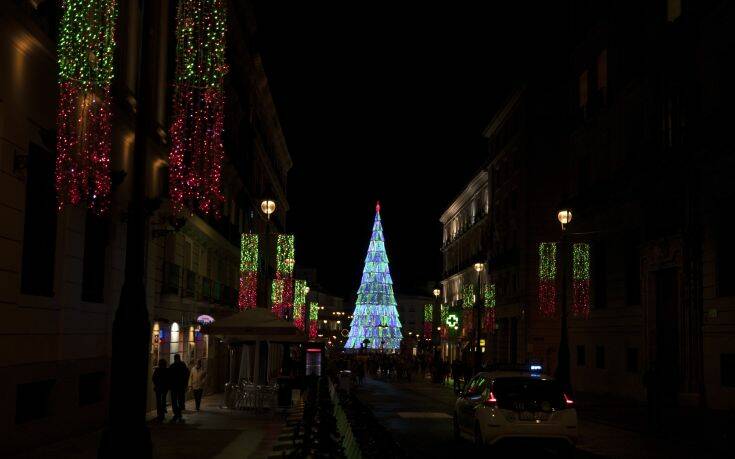 Η Μαδρίτη άναψε τα χριστουγεννιάτικα φωτάκια της σε δρόμους άδειους από ανθρώπους