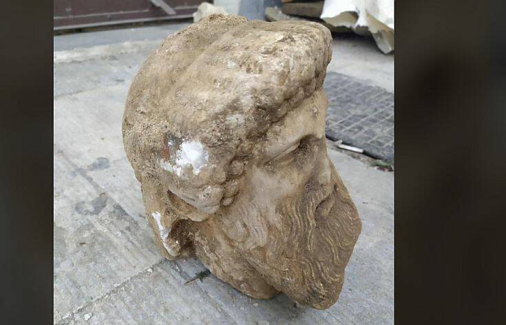 Αθήνα: Εργάτες βρήκαν σκάβοντας στην Αιόλου κεφαλή αγάλματος