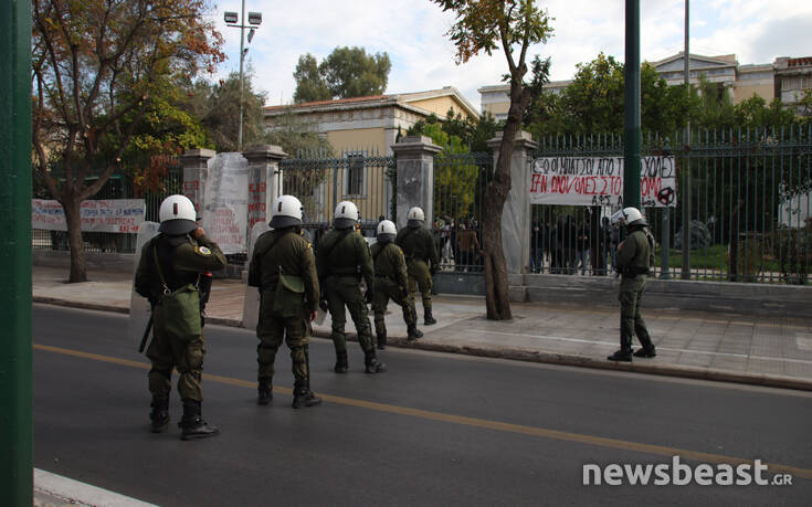 Συγκεντρωμένοι μέσα στο Πολυτεχνείο καλούν τον κόσμο να εναντιωθεί στην απαγόρευση της πορείας – Στο σημείο τα ΜΑΤ