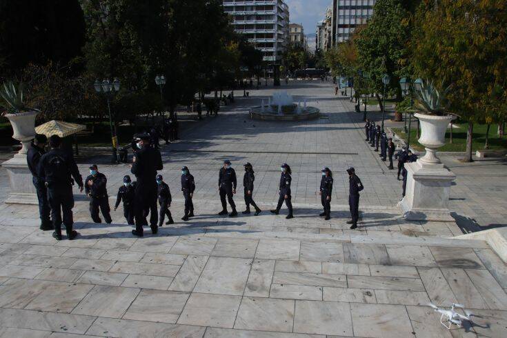 Ισχυρή παρουσία αστυνομικών στο Σύνταγμα – Σαρωτικοί έλεγχοι για την τήρηση των μέτρων