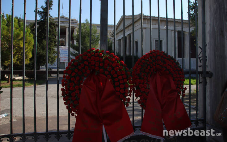 Στην είσοδο του Πολυτεχνείου κατέθεσε στεφάνια η ΟΛΜΕ