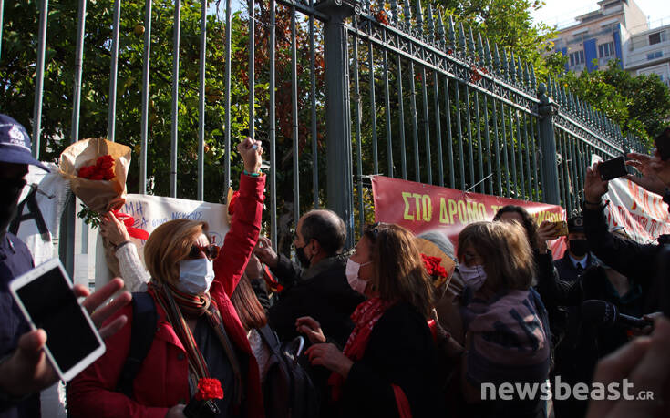 «Η διακίνηση των ιδεών δεν απαγορεύεται» φωνάζουν μέλη της ΑΝΤΑΡΣΥΑ κατά των αστυνομικών στο Πολυτεχνείο