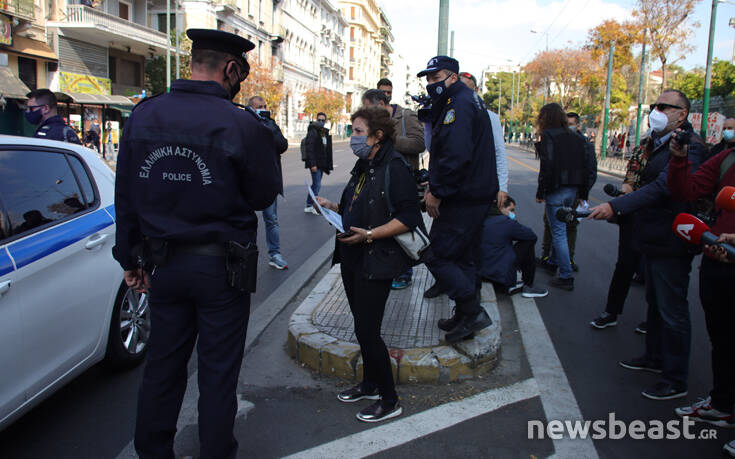 Πολυτεχνείο: Δεν θα βεβαιωθεί το πρόστιμο της γυναίκας που θέλησε να αφήσει ένα λουλούδι