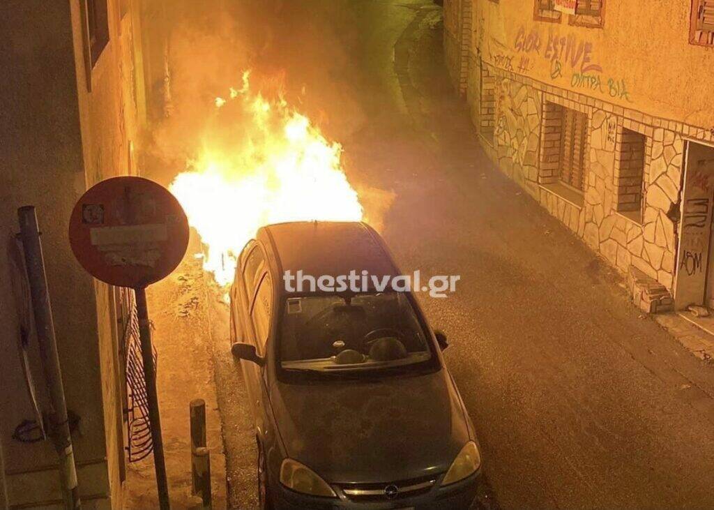 Θεσσαλονίκη: Σταθμευμένο αυτοκίνητο τυλίχθηκε στις φλόγες