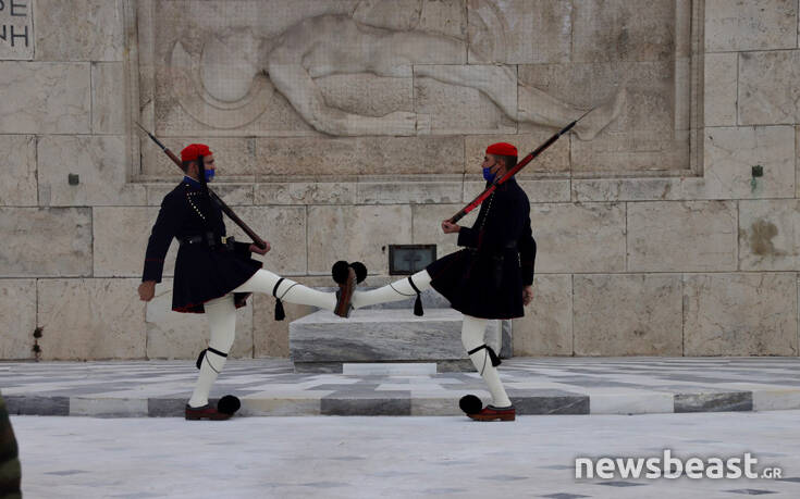 Φόρεσαν μάσκες οι εύζωνες της Προεδρικής Φρουράς