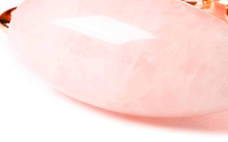 Rose quartz roller: μάθε γιατί όλοι είναι εθισμένοι σε αυτό