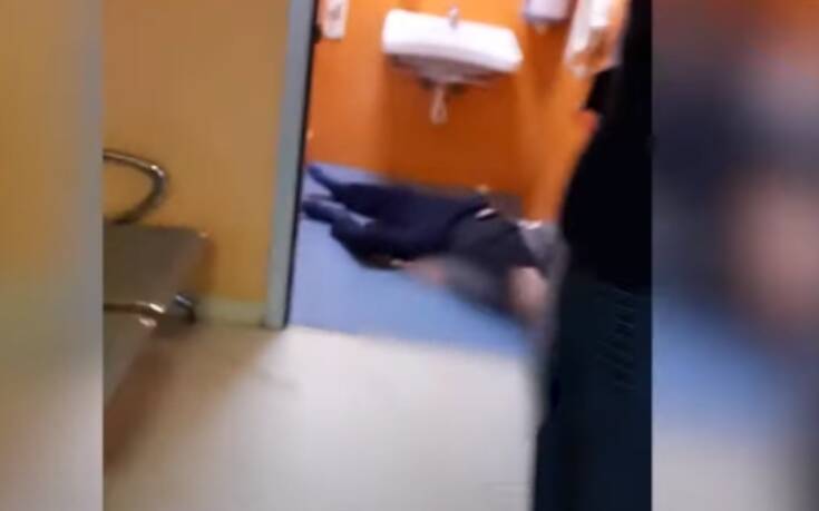 Σοκαριστικό βίντεο δείχνει τη στιγμή που ασθενής με κορονοϊό καταρρέει σε τουαλέτα νοσοκομείου της Νάπολη