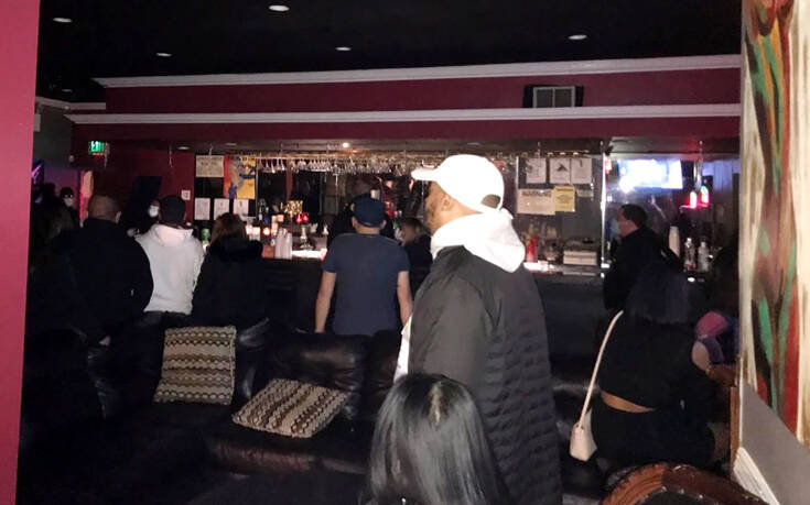 Έφοδος της αστυνομίας σε υπόγειο sex club για swingers: Έπιναν παράνομα αλκοόλ, ζευγάρια έκαναν σεξ