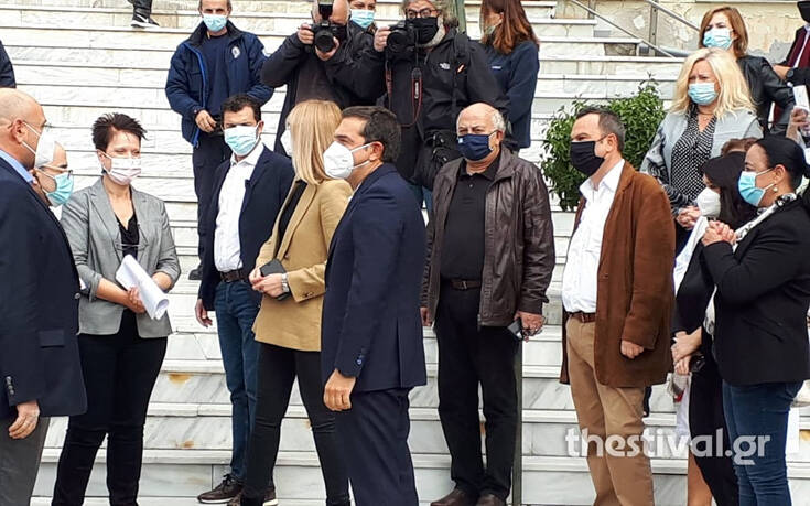 Ο Αλέξης Τσίπρας στο νοσοκομείο «Παπανικολάου» – Τον υποδέχτηκαν με χειροκροτήματα