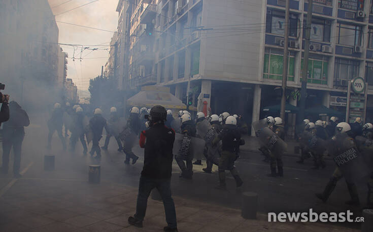 Πολυτεχνείο: Ένταση και στο Μεταξουργείο &#8211; Αστυνομικοί έσπρωχναν δημοσιογράφους και φωτογράφους που κάλυπταν τα γεγονότα