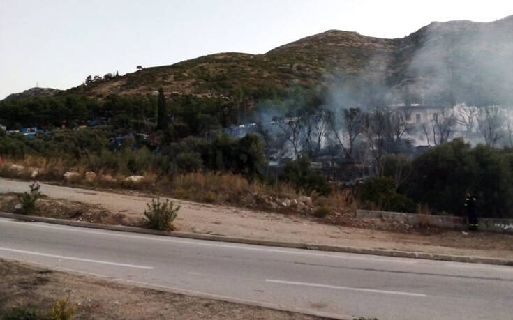 Η ανακοίνωση του υπουργείου Μετανάστευσης για τη φωτιά στο ΚΥΤ Σάμου