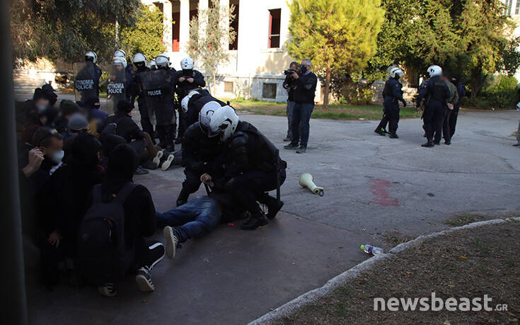Καρέ – καρέ η έφοδος των ΜΑΤ στο Πολυτεχνείο: Δείτε εικόνες από τις προσαγωγές