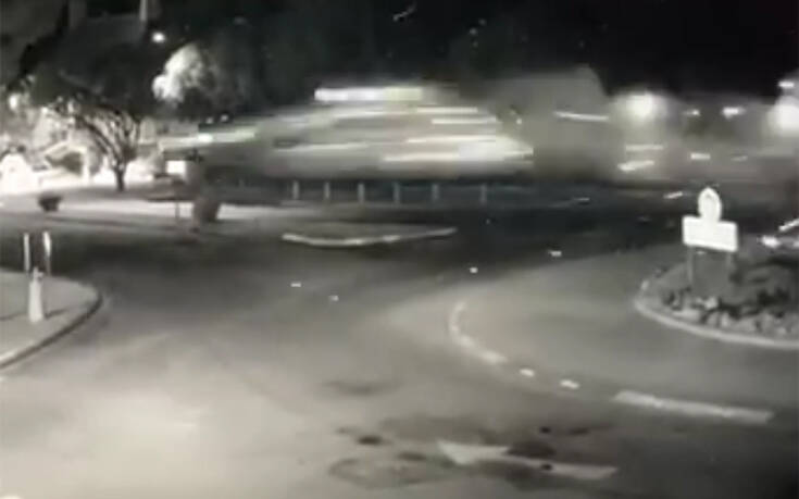 Σοκαριστικό βίντεο από ατύχημα: Αυτοκίνητο πέταξε στον αέρα και καρφώθηκε σε εκκλησία